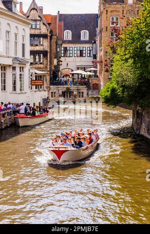 Bateau avec touristes sur le canal de Groenerei. Bruges, Flandre Occidentale, Belgique, Europe Banque D'Images