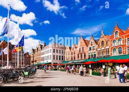 La place du marché de Bruges. Maisons colorées sur la place principale. Bruges, Flandre Occidentale, Belgique, Europe Banque D'Images