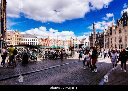 La place du marché est la plus grande place de Bruges. Market Square est utilisé comme marché depuis 958, situé au coeur de la ville historique c Banque D'Images