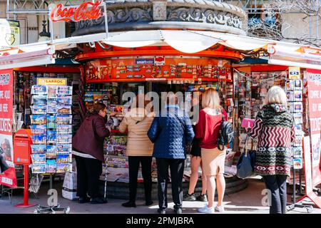 Kiosque avec presse et souvenirs. Plaza de Ópera, Madrid, Comunidad de madrid, Espagne, Europe Banque D'Images
