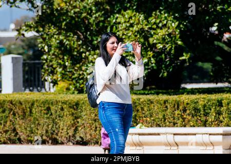 Femme touristique prenant des photos avec un téléphone portable Banque D'Images