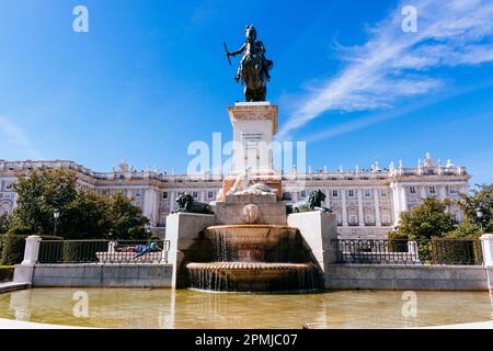 Plaza de Oriente, la statue équestre de Philippe IV et le Palais Royal en arrière-plan. Madrid, Comunidad de madrid, Espagne, Europe Banque D'Images