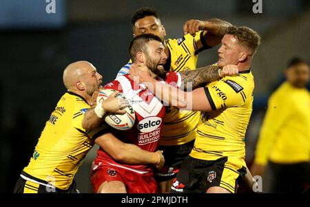 Le joueur Andy Ackers de Salford Red Devils est attaqué par Paul McShane (à gauche), Ken Edwards (en haut) et Adam Milner de Castleford Tigers lors du match de la Super League de Betfred au stade AJ Bell, à Manchester. Date de la photo: Jeudi 13 avril 2023. Banque D'Images