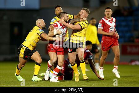 Le joueur Andy Ackers de Salford Red Devils est attaqué par Paul McShane (à gauche), Ken Edwards (en haut) et Adam Milner de Castleford Tigers lors du match de la Super League de Betfred au stade AJ Bell, à Manchester. Date de la photo: Jeudi 13 avril 2023. Banque D'Images