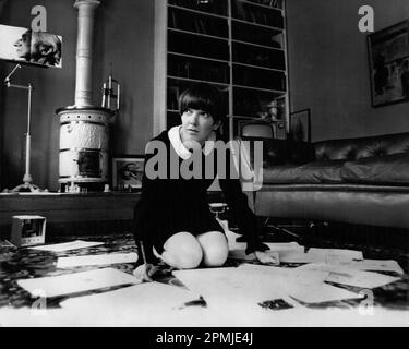 1968, Londres, Angleterre, Royaume-Uni: La couturier britannique MARY QUANT à la maison à la recherche d'inspirations est robe - la designer Mary Quant vu au travail dans son appartement à Chelsea, Londres. (Credit image: © Keystone Press Agency/ZUMA Press Wire) USAGE ÉDITORIAL SEULEMENT! Non destiné À un usage commercial ! Banque D'Images