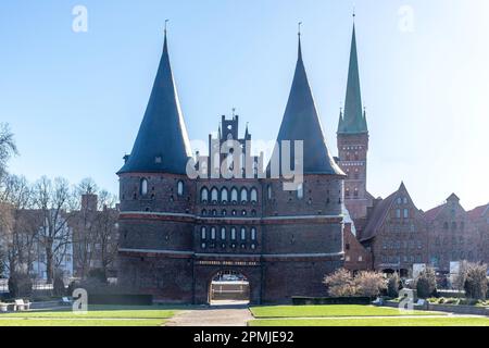 15th Century Holstentor (porte Holsten), Holstentorplatz, Lübeck, Schleswig-Holstein, République fédérale d'Allemagne Banque D'Images