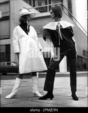 10 octobre 1963 Londres, Angleterre, Royaume-Uni: Préparé pour l'été anglais! Ces deux modèles de la collection de temps humide Mary Quant ont remporté un prix à l'hôtel Hilton, et ils ont certainement l'air très pratique pour le climat anglais. Les modèles sont (de gauche à droite) Bubby Green avec un ''Oilskin et sou 'wester'' look, et Jill Stitchcombe dans un costume de marin. (Credit image: © Keystone Press Agency/ZUMA Press Wire) USAGE ÉDITORIAL SEULEMENT! Non destiné À un usage commercial ! Banque D'Images