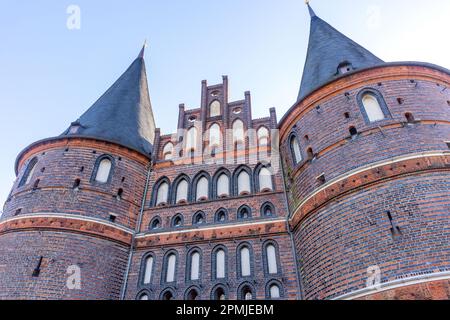 15th Century Holstentor (porte Holsten), Holstentorplatz, Lübeck, Schleswig-Holstein, République fédérale d'Allemagne Banque D'Images