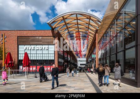 13 avril 2023. Le centre Lexique de Bracknell, Berkshire, Angleterre, Royaume-Uni, a été décoré avec le drapeau de l'Union Jack prêt pour le couronnement du roi Charles III et de la reine Camilla sur 6 mai. 2023. Banque D'Images