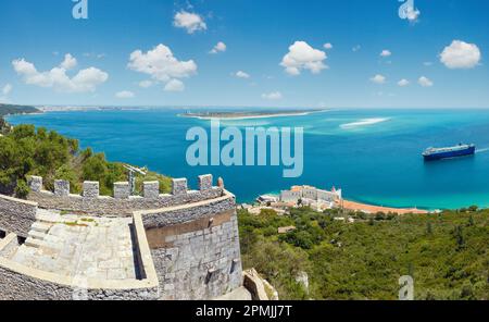 Paysage de la côte de la mer d'été Parc Naturel d'Arrábida de Setubal, Portugal. Banque D'Images