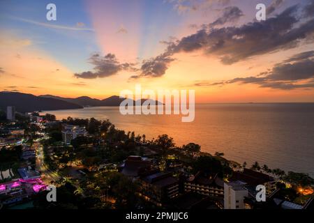 Coucher de soleil vue aérienne des hôtels de luxe sur la plage de Batu Ferringhi située à Penang, Malaisie. Banque D'Images