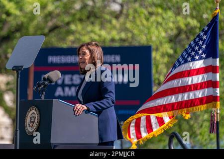 Washington, DC, États-Unis. 13th avril 2023. LE vice-président AMÉRICAIN Kamala Harris prononce un discours lors d'un événement investir en Amérique à Washington, DC, États-Unis. 13th avril 2023. un financement fédéral de $72 millions a été alloué pour améliorer la section à quatre voies, 395 vers le nord, du 14th e pont. Le pont de 73 ans gère plus de 88 000 véhicules par jour et nécessite des réparations constantes. Credit: Abaca Press/Alay Live News Banque D'Images