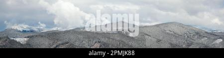 Matin d'hiver pittoresque montagne vue panoramique de la montagne. pente alpine Skupova Le district de Verkhovyna, l'Ukraine, afin d'Chornohora ridge et Pip Banque D'Images