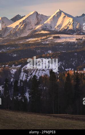 Panorama charmant des montagnes polonaises Tatra le matin. Vue sur les Belianske Tatras depuis le village de Lapszanka, Pologne. Banque D'Images