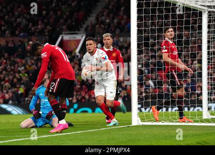 Lucas Ocampos de Séville (au centre) célèbre le premier but de leur côté du jeu, un but propre de Tyrell Malacia de Manchester United lors du match quart de finale de la première jambe de l'UEFA Europa League à Old Trafford, Manchester. Date de la photo: Jeudi 13 avril 2023. Banque D'Images