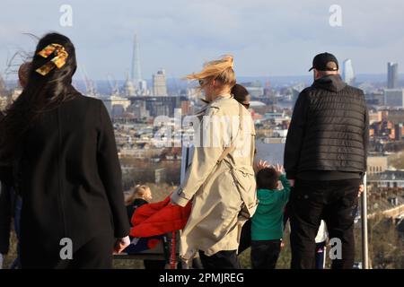 Soleil de début de printemps sur Hampstead Heath, dans le nord de Londres, Royaume-Uni Banque D'Images