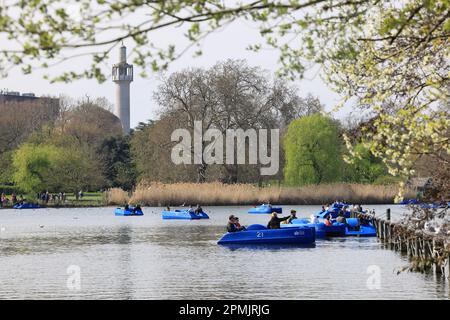 Dimanche de Pâques 2023 à Regents Park, Londres, les gens appréciant prendre des bateaux sur le lac dans le temps de printemps, Royaume-Uni Banque D'Images