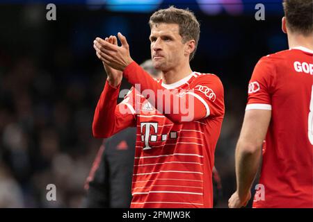 Manchester, Royaume-Uni. 11th avril 2023. Thomas Müller du Bayern Munich remercie les fans du Bayern après le quart-finale de l'UEFA Champions League première partie du match entre Manchester City et le FC Bayern München au stade Etihad sur 11 avril 2023 à Manchester, Royaume-Uni. (Photo de Richard Callis/SPP) crédit: CORDONE PRESS/Alay Live News Banque D'Images