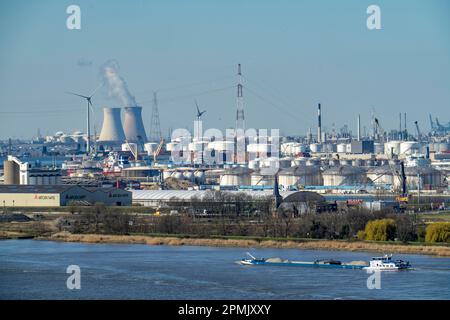 Le port d'Anvers, sur l'Escaut, est considéré comme le deuxième plus grand port maritime d'Europe, derrière la centrale nucléaire de Doel, en Flandre, en Belgique Banque D'Images