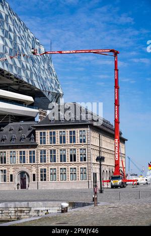 Le bâtiment de l'Autorité portuaire d'Anvers, Havenhuis, ancienne caserne de pompiers dans le port, a été rénové et doté d'une structure en verre, en forme de Banque D'Images
