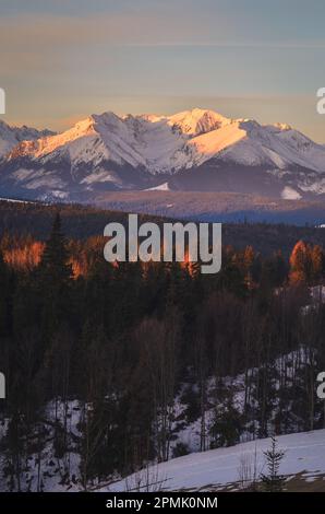 Panorama charmant des montagnes polonaises Tatra le matin. Vue sur les Tatras occidentaux depuis le village de Lapszanka, Pologne. Banque D'Images