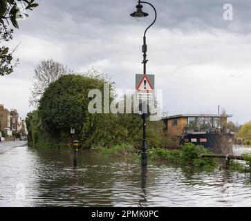 Une péniche et un lampadaire submergé sur le centre commercial Chiswick Mall à Chiswick, sud-ouest de Londres, Angleterre, Royaume-Uni Banque D'Images