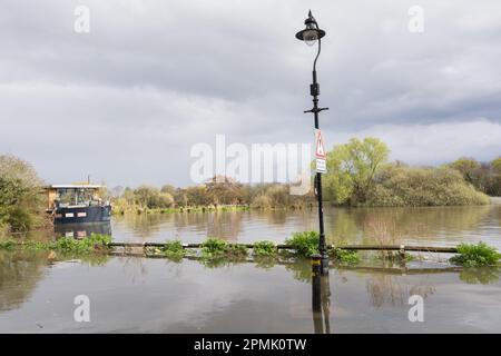 Une péniche aménagée et un poste de lampe submergé dans le centre commercial Chiswick Mall à Chiswick, sud-ouest de Londres, Angleterre, Royaume-Uni Banque D'Images