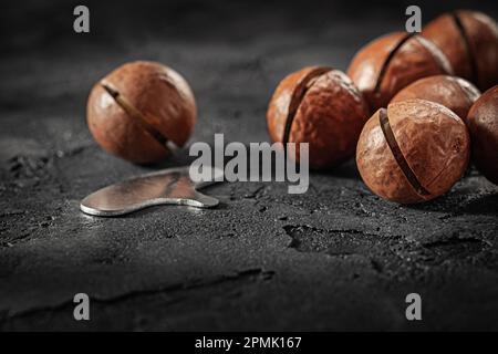 Noix de macadamia avec clé pour l'ouvrir Banque D'Images