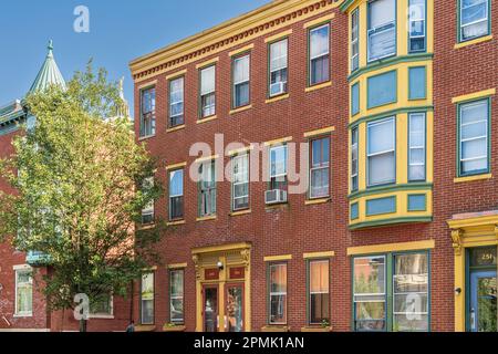 Harrisburg, PA - 26 septembre 2021 : maisons typiques en rangée de briques rouges pittoresques dans un quartier de Harrisburg, la capitale de la Pennsylvanie, États-Unis. Banque D'Images