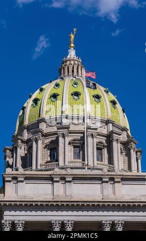 Harrisburg, PA - 26 septembre 2021 : vue téléobjectif du dôme du bâtiment du Capitole de Pennsylvanie des Beaux-Arts, sur le registre national de Hi Banque D'Images