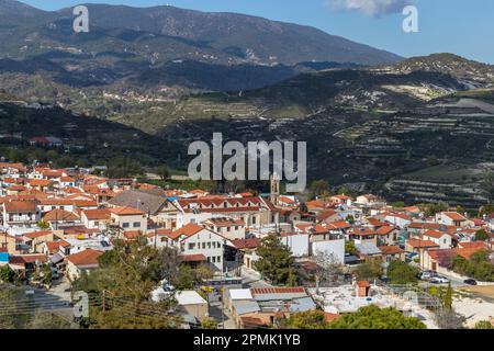 Village de montagne de Pedhoulas dans la vallée de Marathasa à environ 65 km au nord-ouest de Limassol à Chypre. Il est situé au nord du Mont Olympos. Son nom vient de Marathos, l'ancien nom du fenouil sauvage qui est répandu à Chypre. Omodos, Chypre Banque D'Images