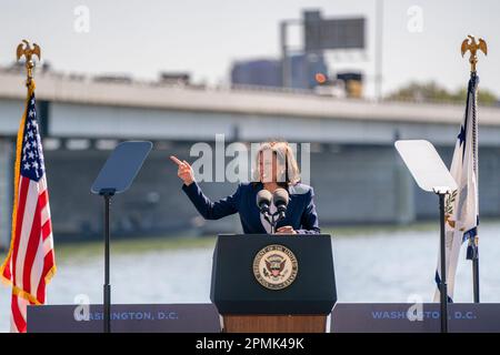 Washington, DC, États-Unis. 13th avril 2023. Le vice-président des États-Unis, Kamala Harris, prononce un discours lors d'un événement investir en Amérique à Washington, DC, États-Unis, le 13 avril 2023. un financement fédéral de $72 millions a été alloué pour améliorer la section à quatre voies, 395 vers le nord, du 14th e pont. Le pont de 73 ans gère plus de 88 000 véhicules par jour et nécessite des réparations constantes. Crédit : Shawn Thew/Pool via CNP/dpa/Alay Live News Banque D'Images