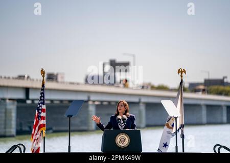 Washington, DC, États-Unis. 13th avril 2023. Le vice-président des États-Unis, Kamala Harris, prononce un discours lors d'un événement investir en Amérique à Washington, DC, États-Unis, le 13 avril 2023. un financement fédéral de $72 millions a été alloué pour améliorer la section à quatre voies, 395 vers le nord, du 14th e pont. Le pont de 73 ans gère plus de 88 000 véhicules par jour et nécessite des réparations constantes. Crédit : Shawn Thew/Pool via CNP/dpa/Alay Live News Banque D'Images