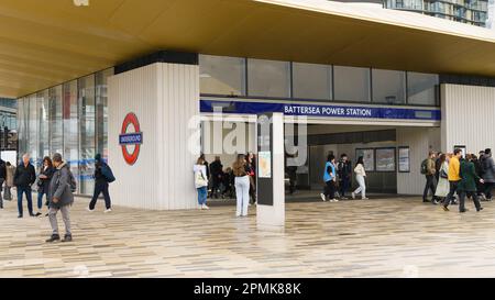 Londres, Royaume-Uni - 18 mars 2023 ; entrée de métro de la station électrique de Battersea avec nom et cocarde Banque D'Images