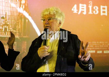 SHANGHAI, CHINE - le 13 AVRIL 2023 - le réalisateur français Jean Jacques Annaud parle avec ses fans de son film de catastrophe notre-Dame brule, qui est basé sur o Banque D'Images