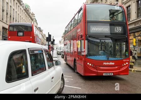 Londres, Royaume-Uni - 17 mars 2023 ; circulation sur Regent Street avec bus rouge à impériale et taxi blanc Banque D'Images