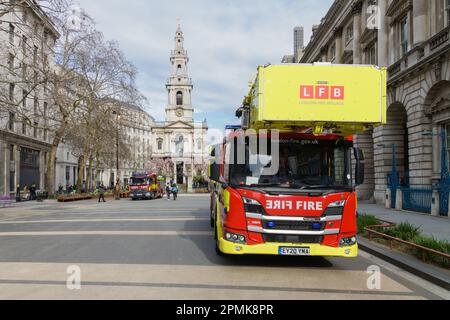 Londres, Royaume-Uni - 27 février 2023 ; camion d'échelle de la brigade des pompiers de Londres dans le centre de Londres Banque D'Images