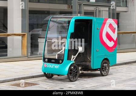 Londres, Royaume-Uni - 16 mars 2023; eCourier vert vélo de fret électrique stationné à trottoir à Londres Banque D'Images