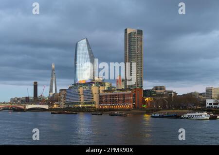 Londres, Royaume-Uni - 18 mars 2023 ; vue panoramique sur les bâtiments de la rive sud de la Tamise à Londres Banque D'Images