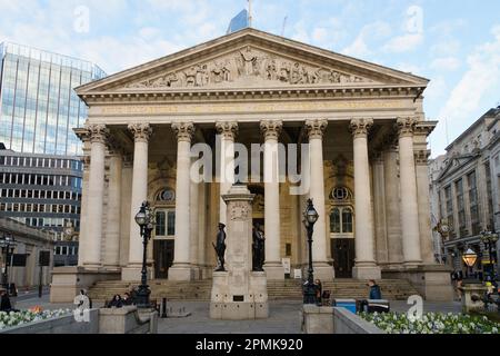 londres, Royaume-Uni - 18 mars 2023 ; soirée de printemps à l'entrée ouest de la Bourse royale de Londres Banque D'Images