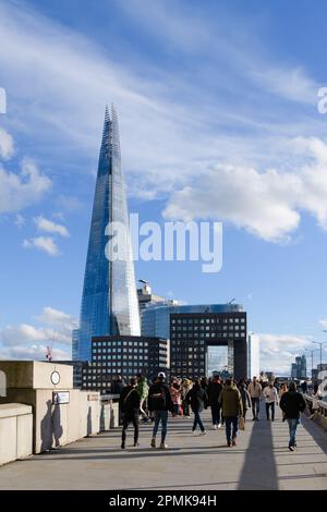 Londres, Royaume-Uni - 18 mars 2023 ; le gratte-ciel de Shard s'élève au-dessus des piétons sur le pont de Londres Banque D'Images