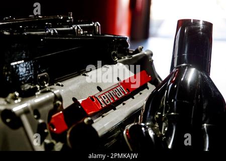 Maranello, Italie - 01 avril 2023 : gros plan du logo Ferrari sur un moteur Supercar. Banque D'Images