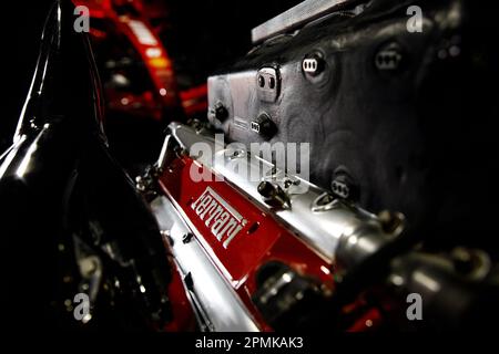 Maranello, Italie - 01 avril 2023 : gros plan du logo Ferrari sur un moteur Supercar. Banque D'Images