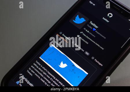 Vancouver, CANADA - avril 7 2023 : vue d'ensemble de la page de code source libre de Twitter à Github vu dans un iPhone. Banque D'Images