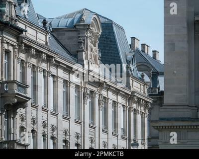 Un bel immeuble traditionnel dans le centre de Paris avec un charme luxueux. Son ancienne architecture haussmannienne et son magnifique balcon offrent une vue sur le paysage urbain européen typique. Banque D'Images