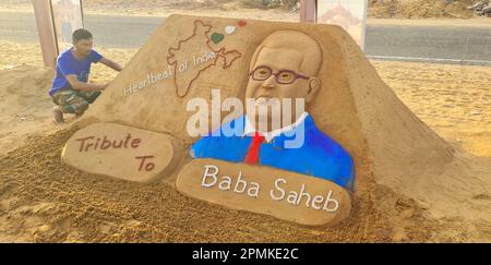 Pushkar, Inde. 13th avril 2023. L'artiste indien de sable Ajay Rawat crée une sculpture de sable de Babasaheb Bhimrao Ambedkar à la veille de son anniversaire de naissance à Pushkar. Ambedkar Jayanti est célébré sur 14 avril pour marquer l'anniversaire de naissance du Dr Bhimrao Ambedkar, qui est également rappelé comme le « Père de la Constitution indienne ». Ambedkar était un juriste indien, un économiste, un homme politique et un réformateur social qui a inspiré le mouvement bouddhiste Dalit. (Photo de Sumit Saraswat/Pacific Press) Credit: Pacific Press Media production Corp./Alay Live News Banque D'Images