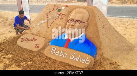 Pushkar, Inde. 13th avril 2023. L'artiste indien de sable Ajay Rawat crée une sculpture de sable de Babasaheb Bhimrao Ambedkar à la veille de son anniversaire de naissance à Pushkar. Ambedkar Jayanti est célébré sur 14 avril pour marquer l'anniversaire de naissance du Dr Bhimrao Ambedkar, qui est également rappelé comme le « Père de la Constitution indienne ». Ambedkar était un juriste indien, un économiste, un homme politique et un réformateur social qui a inspiré le mouvement bouddhiste Dalit. (Photo de Sumit Saraswat/Pacific Press) Credit: Pacific Press Media production Corp./Alay Live News Banque D'Images