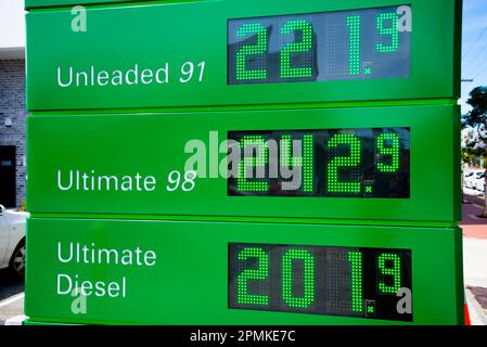 Record de prix élevés du carburant dans la station-service Banque D'Images