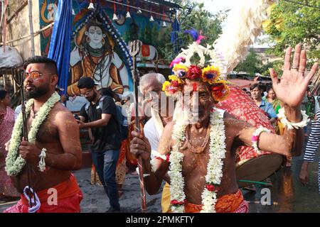 Kolkata, Bengale occidental, Inde. 13th avril 2023. Les dévotés hindous le festival Shiv Gajon procession et rituel pendant le Charak ou le festival Shiva Gajan à Kolkata, Inde 13 avril 2023. (Credit image: © Dipa Chakraborty/Pacific Press via ZUMA Press Wire) USAGE ÉDITORIAL SEULEMENT! Non destiné À un usage commercial ! Banque D'Images