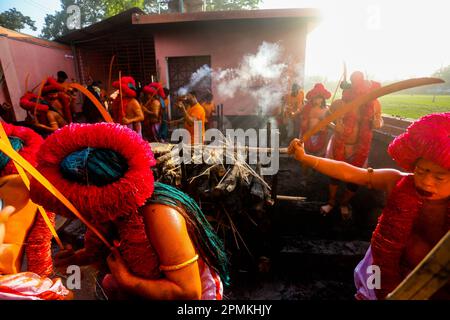 Dhaka, Munshiganj, Bangladesh. 13th avril 2023. Comme le mois de Chaitra, le dernier de l'année Bangla prend fin, la communauté hindoue se réunit dans un festival dédié à l'adoration de Lord Shiva et Parvati. Le programme est connu localement sous le nom de 'Lal Kach' (verre rouge). L'idée centrale derrière ce programme est qu'un groupe de soldats dirigés par Shiva apparaisse sur terre avec une mission: ward hors des forces du mal. Ces soldats, qui brillent dans la lumière divine de Shiva, marchent vers les temples voisins. Tout cela fait partie d'une très longue tradition remontant à des centaines d'années. Les Hindous, en particulier le y Banque D'Images